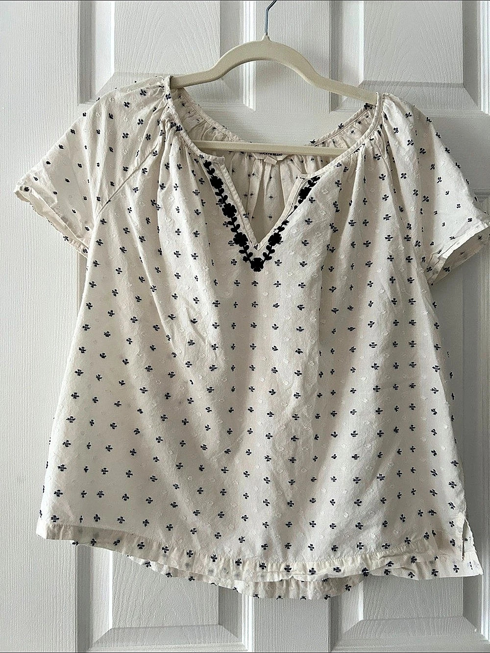 Lucky Brand Swiss Dot Embroidered V-Neck Top White & Blue Large Like New